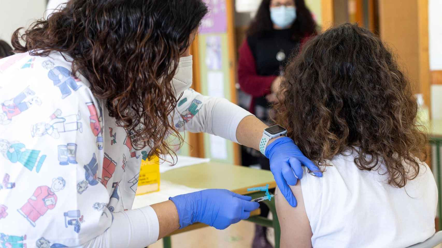 Una enfermera vacuna a una niña en un colegio de Castellón.
