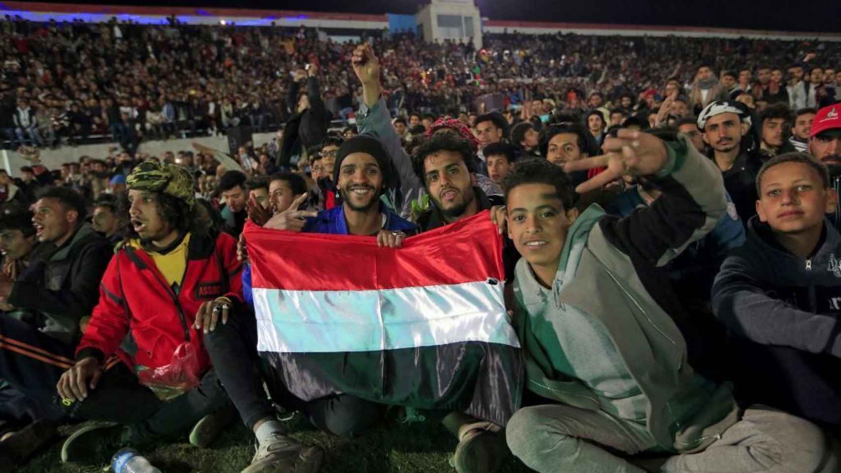 Los yemenís, viendo la final del torneo de fútbol.