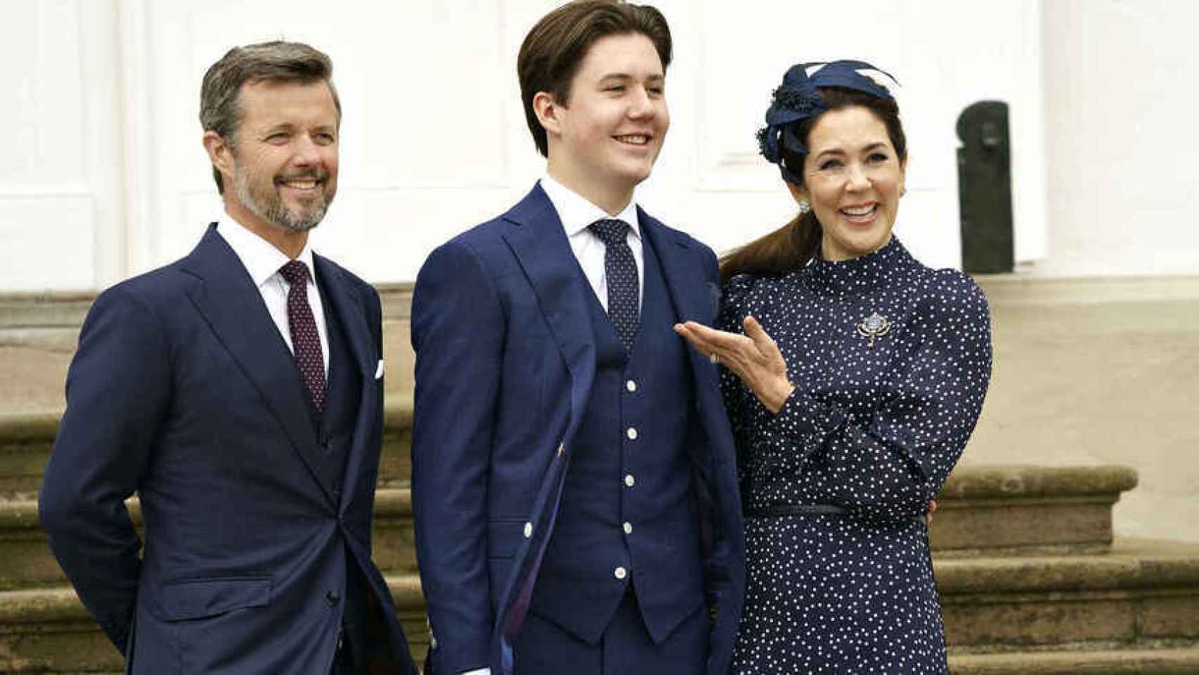 Christian de Dinamarca junto a sus padres, Federico y Mary.