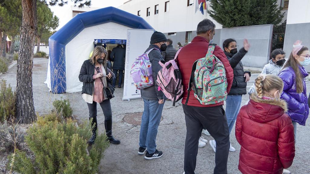 Colas en los centros de vacunación para niños.