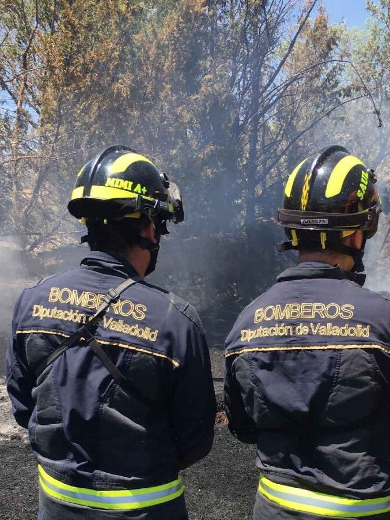 Dos bomberos de la Diputación atienden un incendio