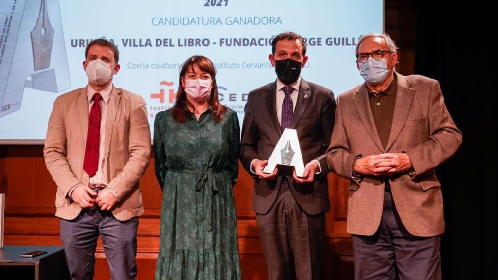 Conrado Íscar presidente de la Diputación de Valladolid, recogiendo el premio