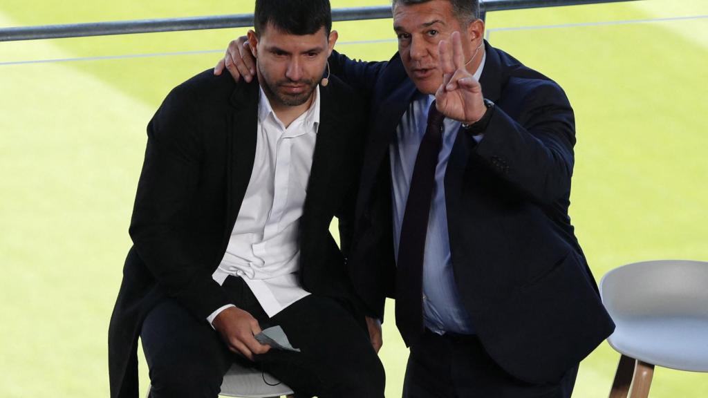 Sergio 'Kun' Agüero y Joan Laporta en su despedida