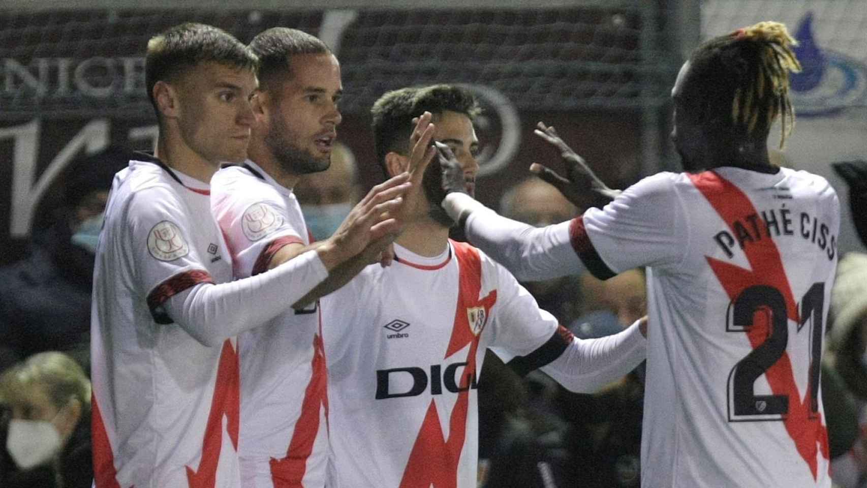 Los jugadores del Rayo Vallecano celebran el gol de Mario Suárez en la Copa del Rey 2021/2022