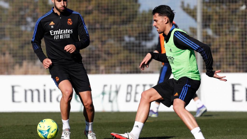 Marco Asensio y Dani Ceballos, durante un entrenamiento del Real Madrid.