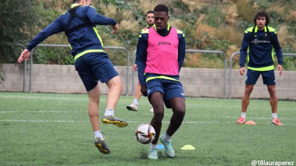 Cédric entrenando con el CD Toledo. Foto: Laura Pérez