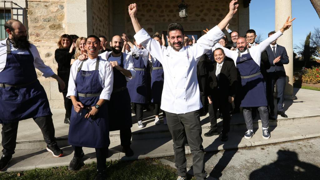 Iván Cerdeño, brazos en alto, ha celebrado su segunda estrella Michelin en el Cigarral del Ángel de Toledo.