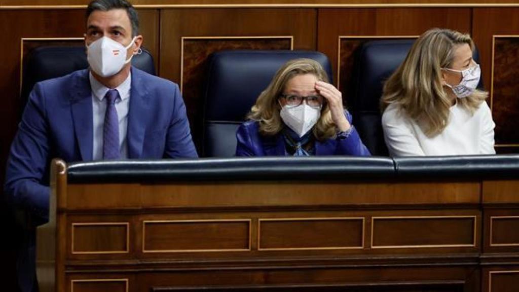 El presidente del Gobierno, Pedro Sánchez, la vicepresidenta primera, Nadia Calviño, y la vicepresidenta segunda, Yolanda Díaz, durante una sesión de control al Gobierno.