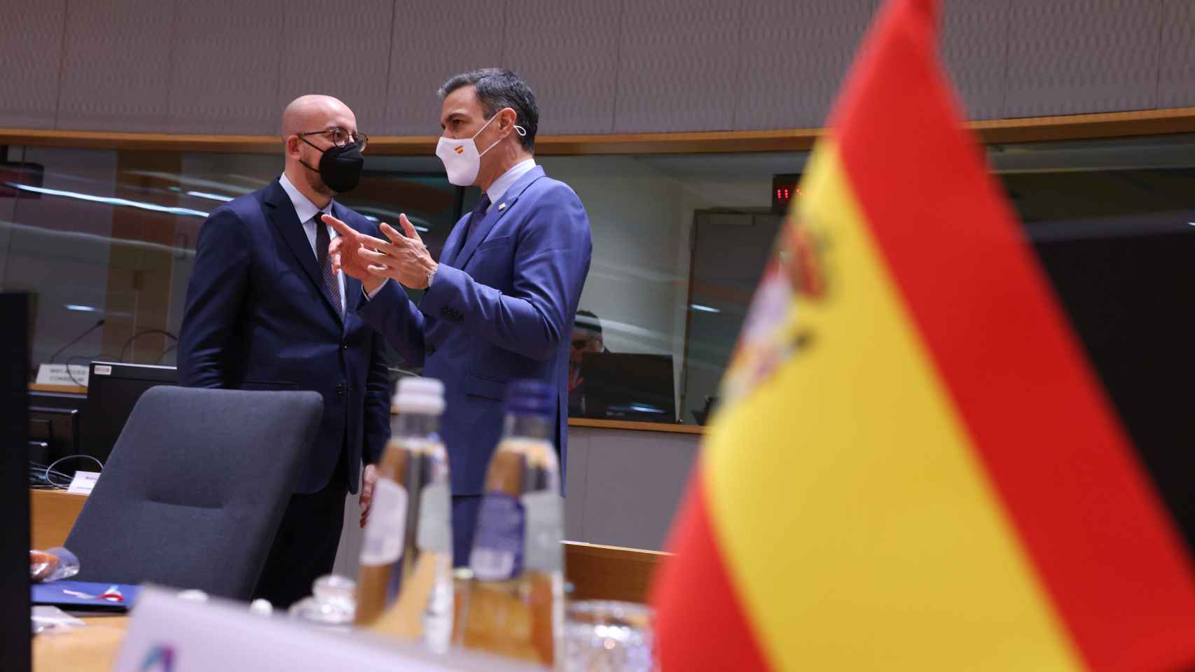 Pedro Sánchez conversa con Charles Michel, presidente del Consejo Europeo, este miércoles en Bruselas.