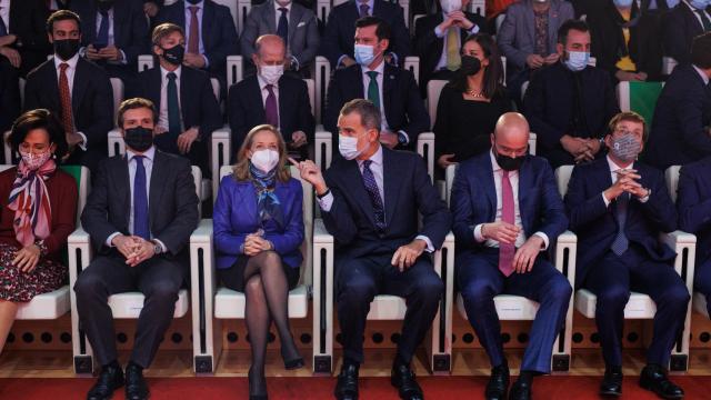 La presidenta del Banco Santander, Ana Botín, el líder del PP, Pablo Casado, la vicepresidenta primera, Nadia Calviño, el rey Felipe VI, el presidente de CEAJE, Fermín Albaladejo y el alcalde de Madrid, José Luis Martínez Almeida, participan en el acto de CEAJE.