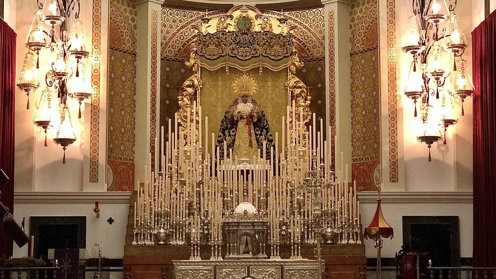 La Virgen de la Esperanza preside el altar mayor de su basílica para los cultos de diciembre.
