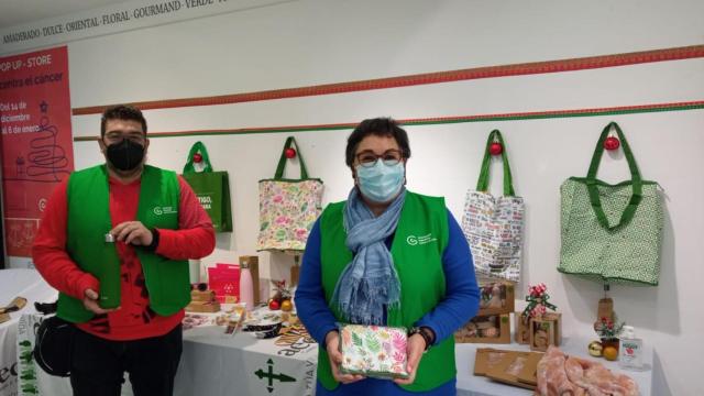 Tomás y Ana, voluntarios de la AECC en A Coruña