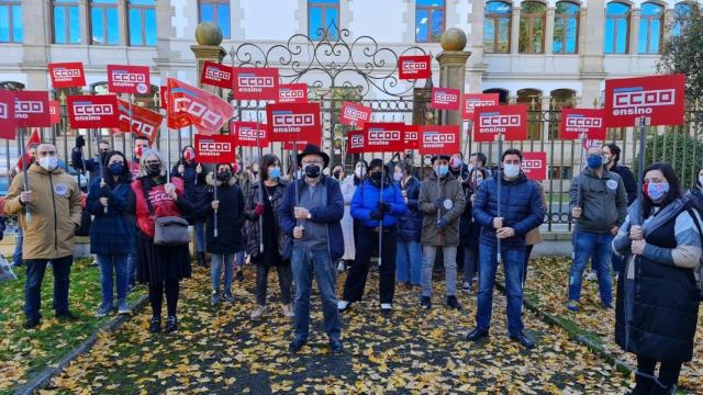 Concentración de CCOO Ensino ante la Consellería de Educación, en San Caetano.