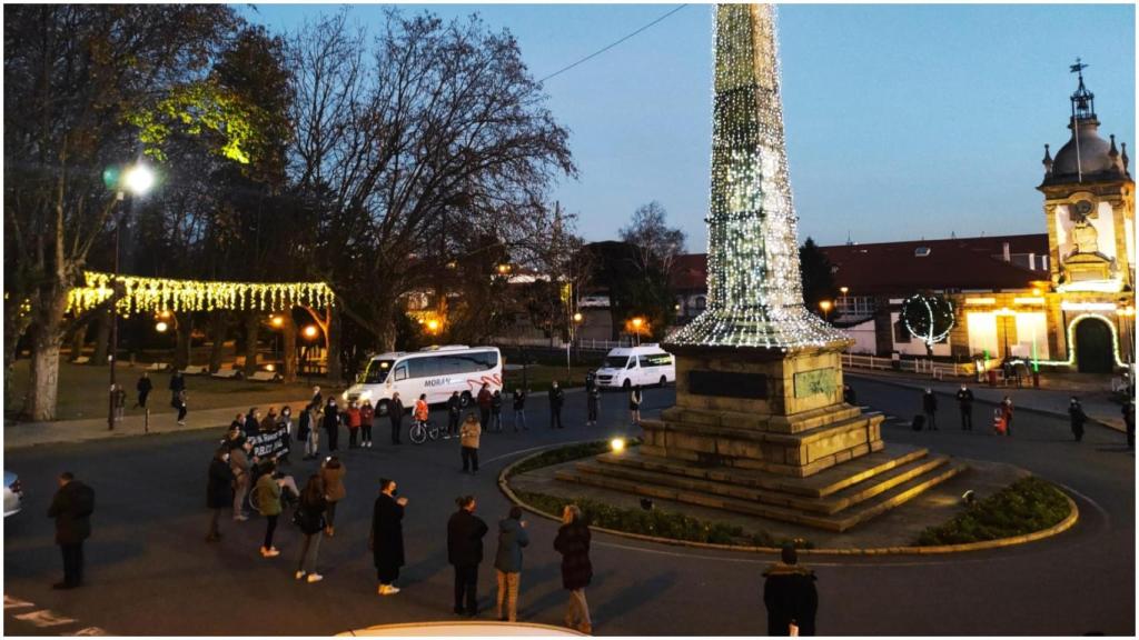 Corro de manifestantes en el monumento a los caídos en África.