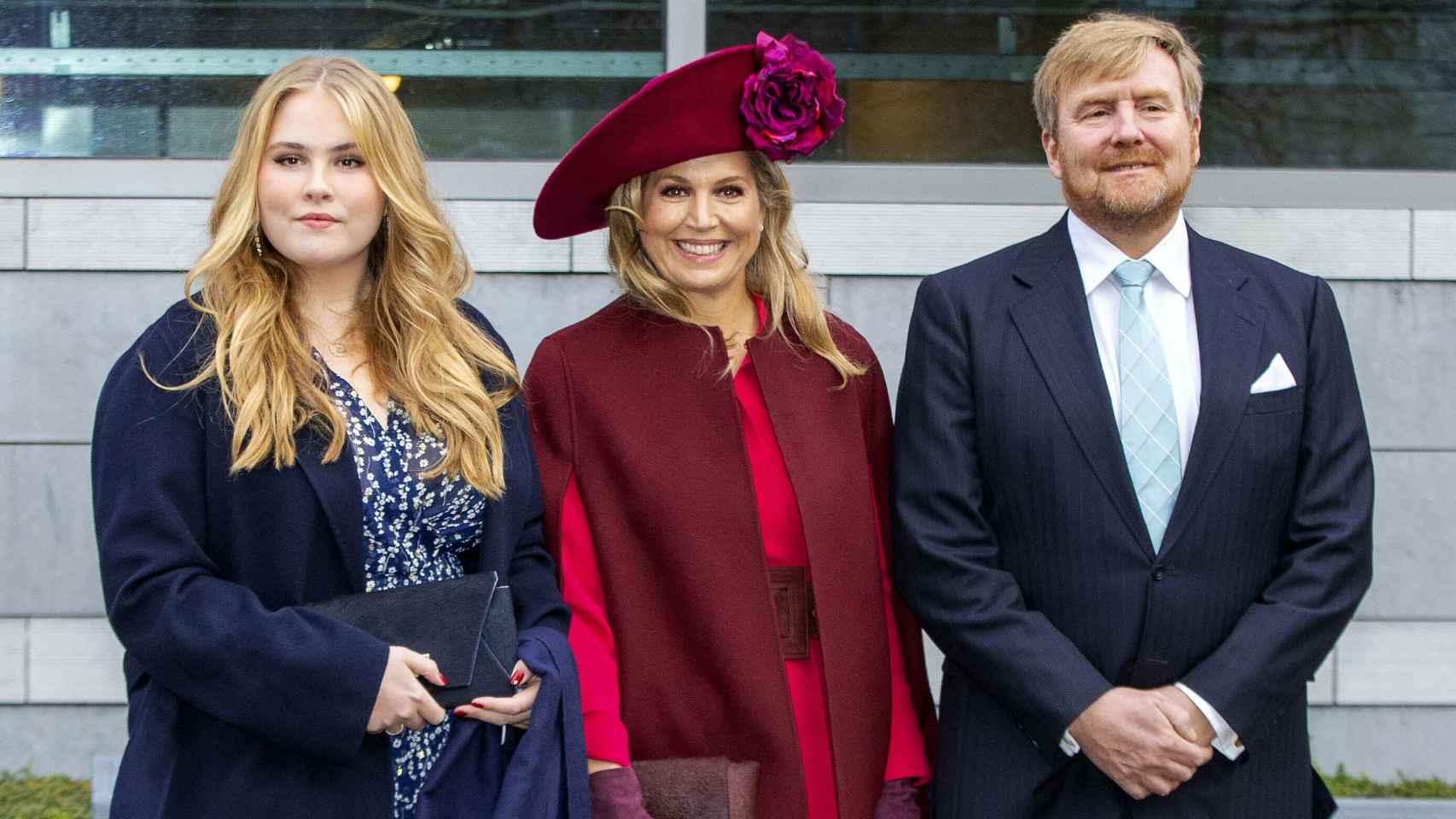 La princesa Amalia junto a sus padres, los reyes Guillermo y Máxima de Holanda. Los tres han protagonizado escándalos los últimos dos años.