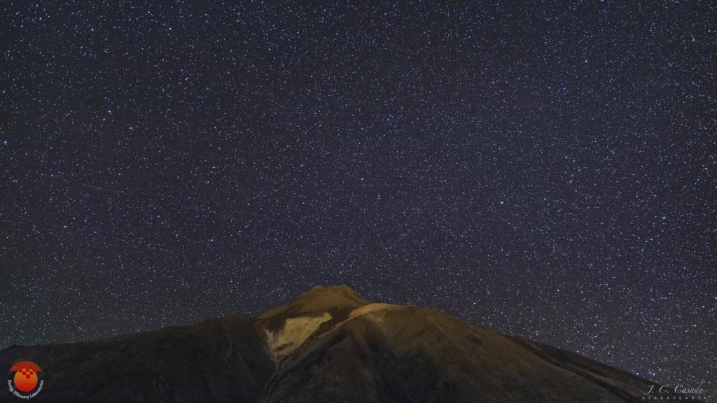 Un cielo surcado por satélites sobre el Teide