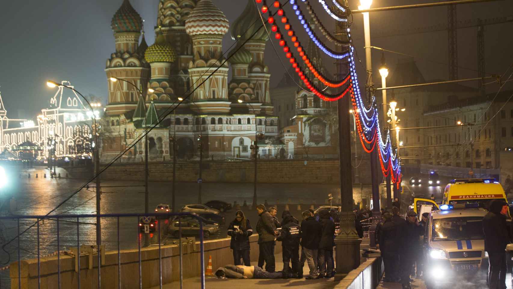 La Policía rusa inspecciona el cadáver de Nemstov tras ser asesinado cerca del Kremlin.