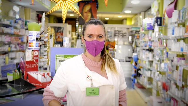 Eva Martín, en su farmacia de Madrid.