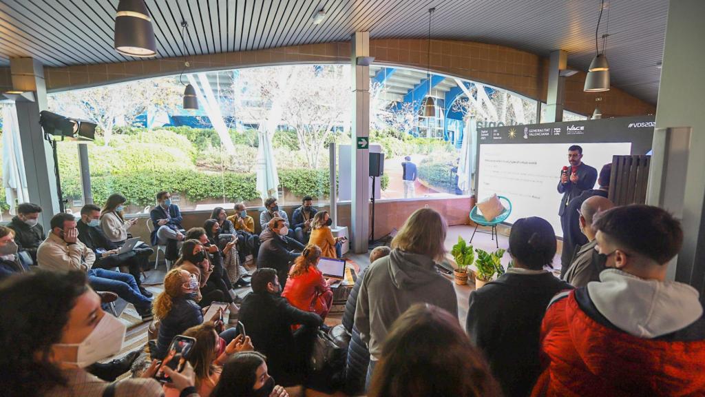 Una de las ponencias en el escenario IVACE de la segunda jornada de Valencia Digital Summit 2021.