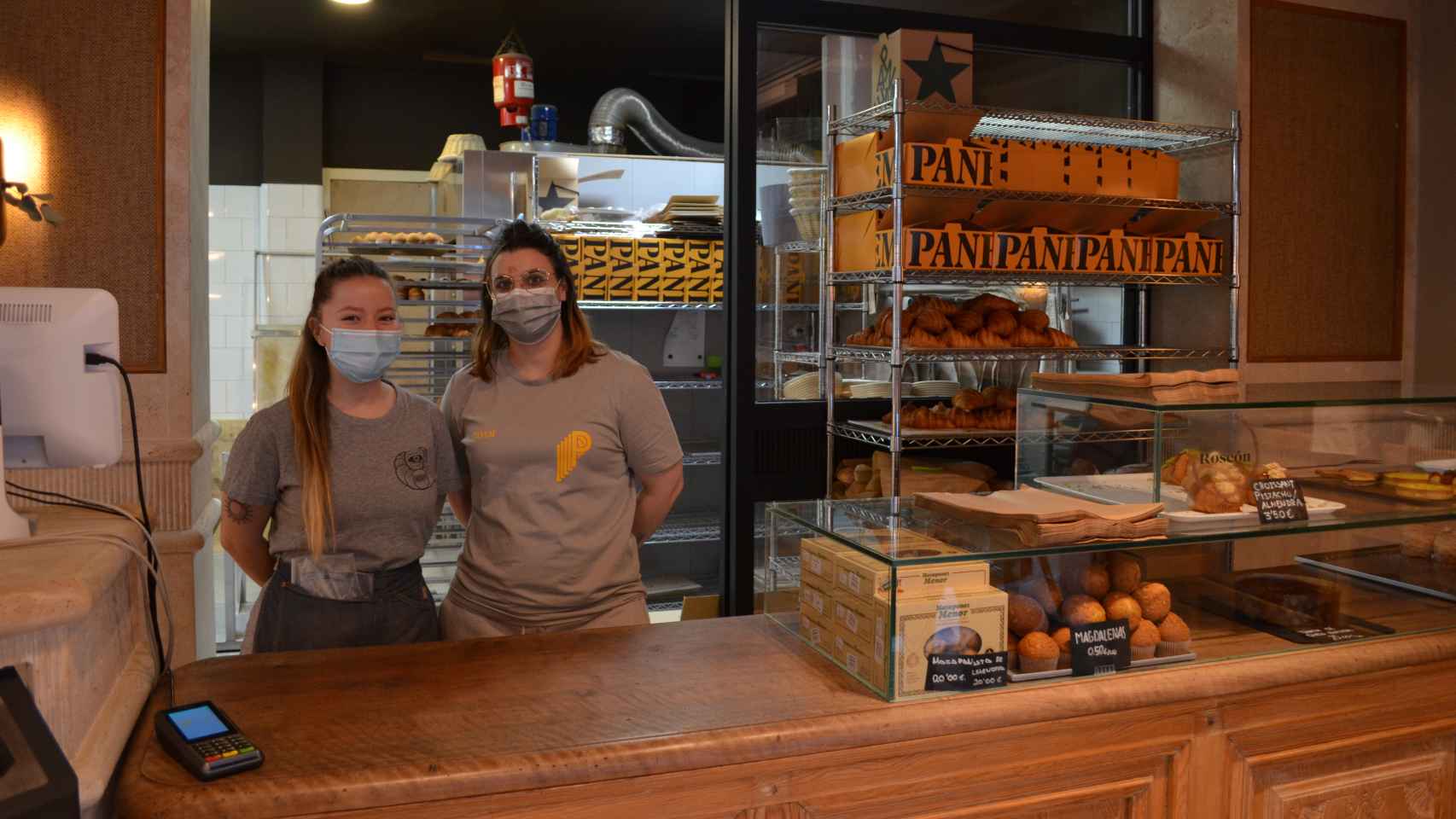 Dos trabajadoras de Panem, el obrador que prepara el mejor roscón de Reyes de Madrid.