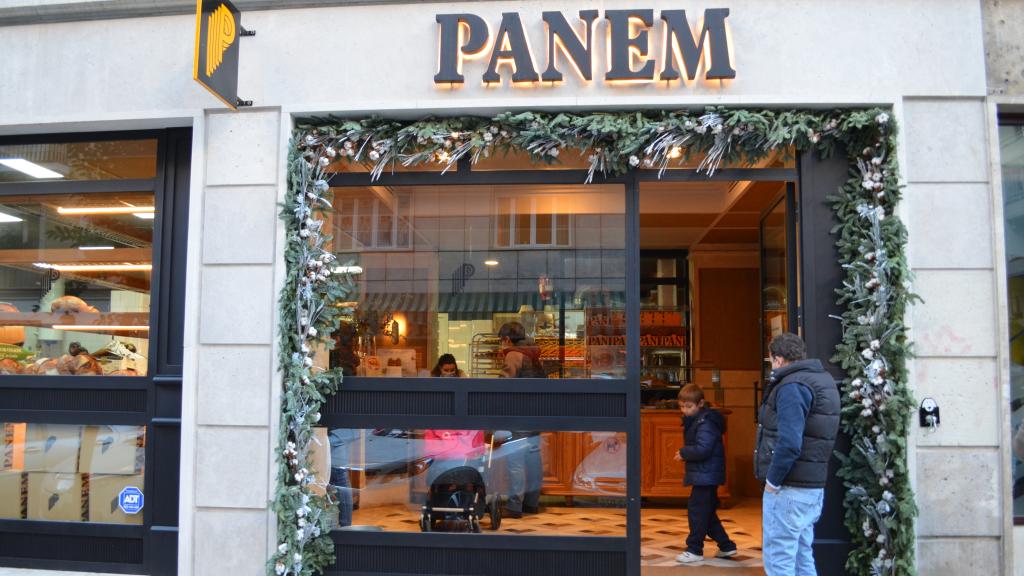 Vista exterior de Panem, el obrador situado en el número 42 de la calle de Fernán González, en Madrid.