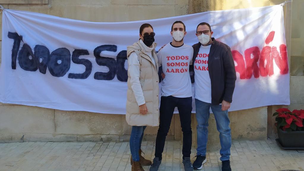 Aaron, junto con sus padres en la concentración de esta semana en las puertas del Ayuntamiento de Elche.