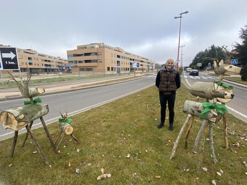 El concejal de Turismo y Comercio, Juan Carlos Bueno, junto a los cervatillos de adorno