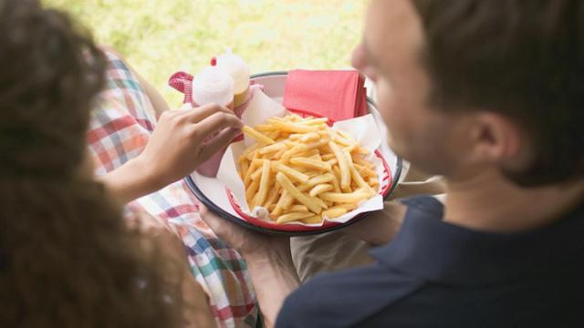 Carbohidratos refinados y grasas se cuentan entre los ingredientes insanos de la Dieta Occidental.