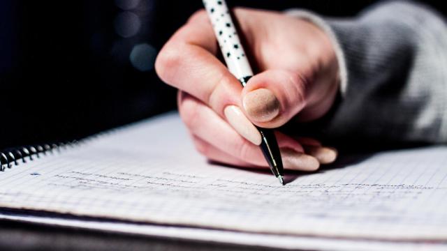 Una mujer escribiendo.