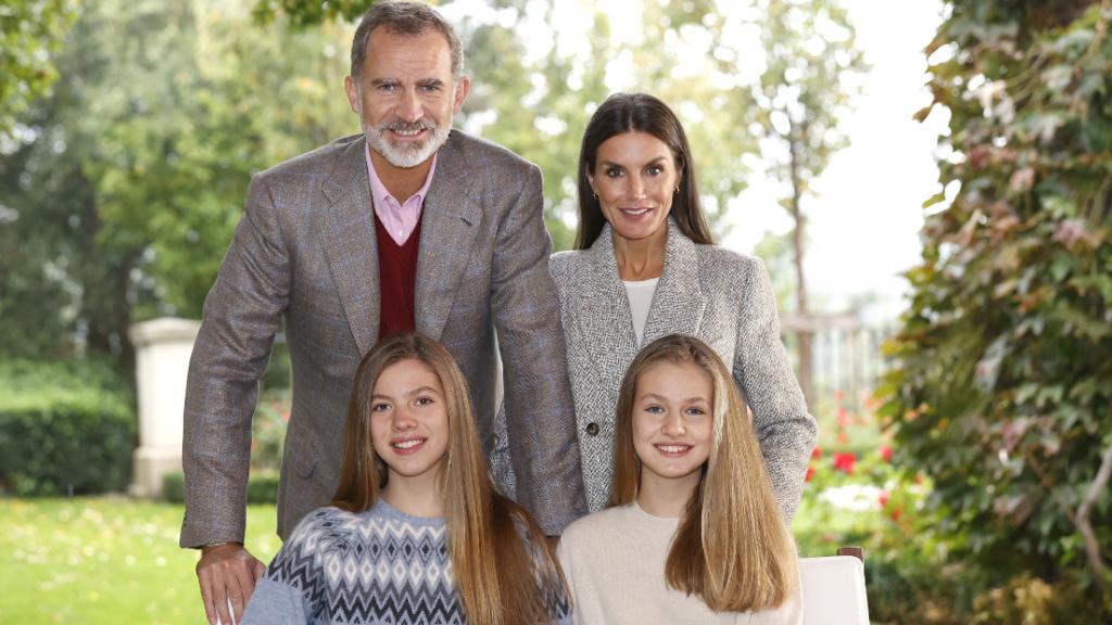 Los reyes de España, Felipe VI y Letizia, junto a sus hijas, la princesa Leonor y Sofía.