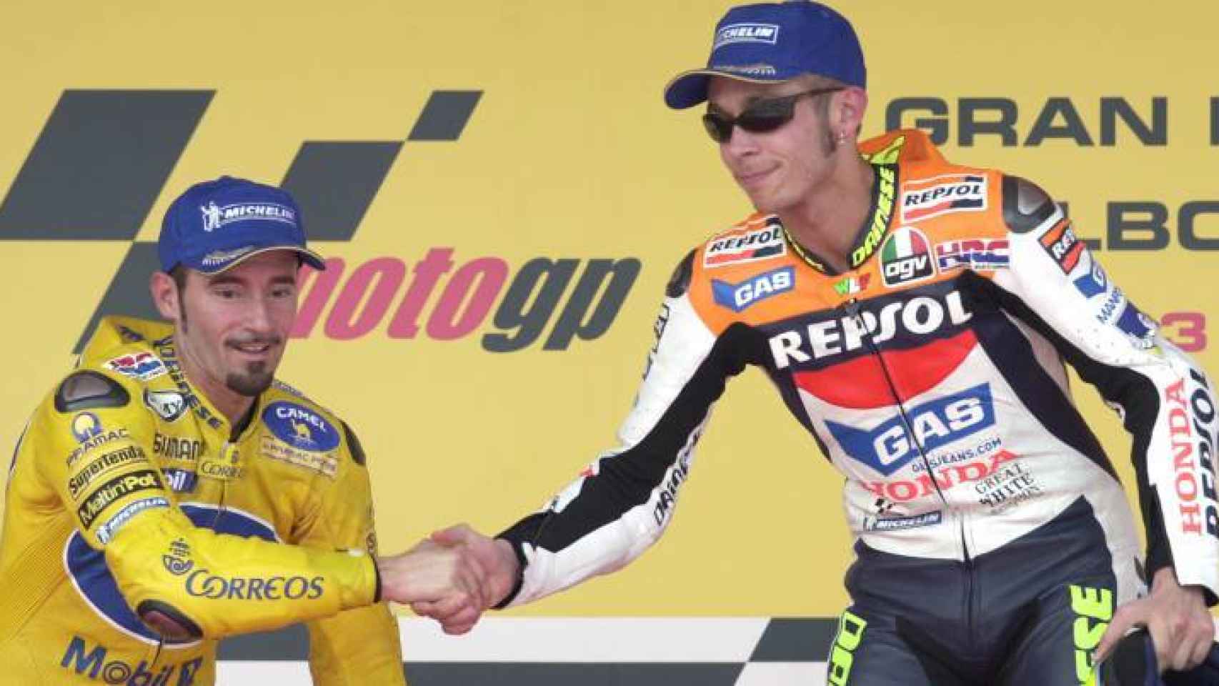 Valentino Rossi se saluda con Max Biaggi en un podio