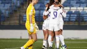 Piña de las jugadoras del Real Madrid Femenino para celebrar el 1-0 ante el Kharkiv