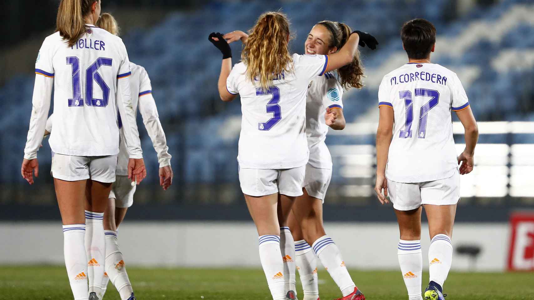 Tere Abelleira felicita a Maite Oroz por su gol en la Women's Champions League