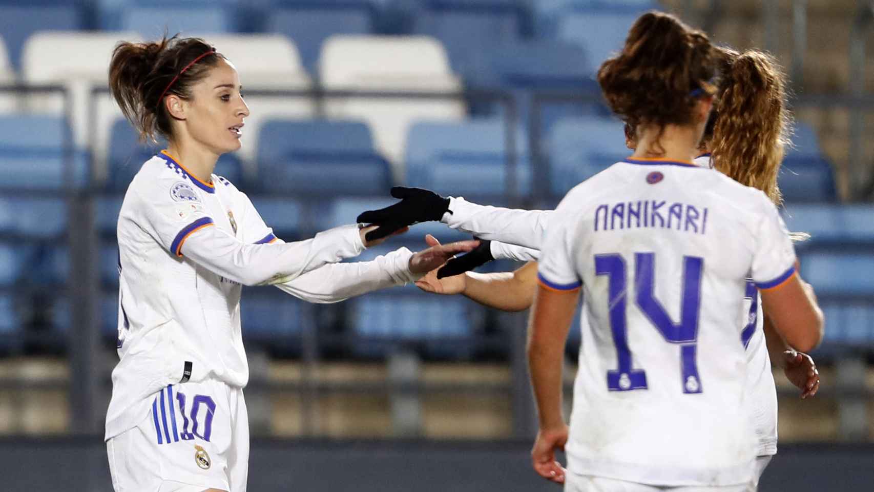 Las jugadoras del Real Madrid Femenino felicitan a Esther González por su gol