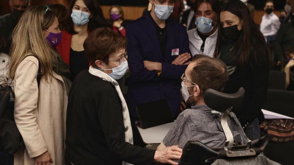 La coportavoz de Podemos, Isa Serra, y el portavoz de Unidas Podemos, Pablo Echenique junto a familiares de los seis de Zaragoza, en la sala Clara Campoamor del Congreso de los Diputados. Foto: Eduardo Parra - Europa Press