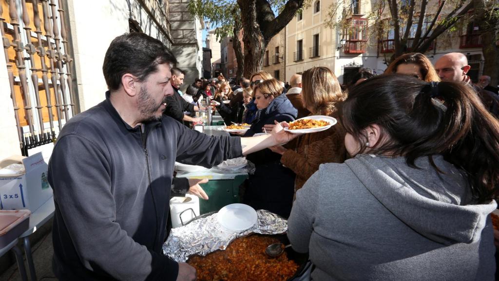 Un hostelero toledano sirve un plato de migas en 2017.