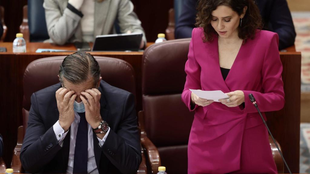 Isabel Díaz Ayuso (d), y el consejero de Presidencia, Justicia e Interior, Enrique López (i), durante el pleno de la Asamblea de Madrid.