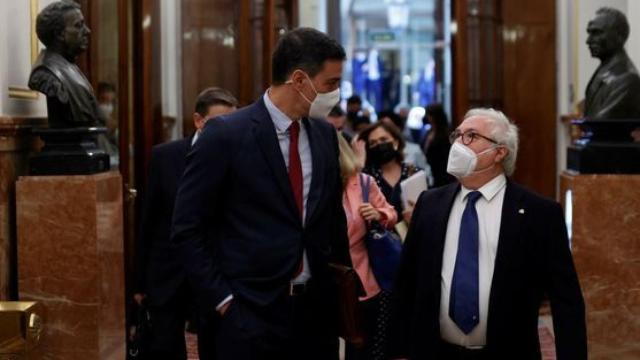 El presidente del Gobierno, Pedro Sánchez, conversa con el ex ministro de Universidades, Manuel Castells.