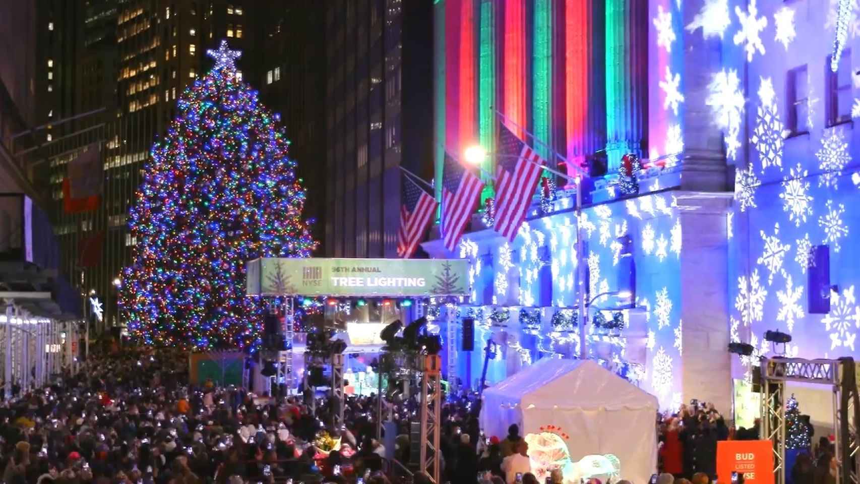 La Bolsa de Nueva York, en Wall Street, con decoración navideña.