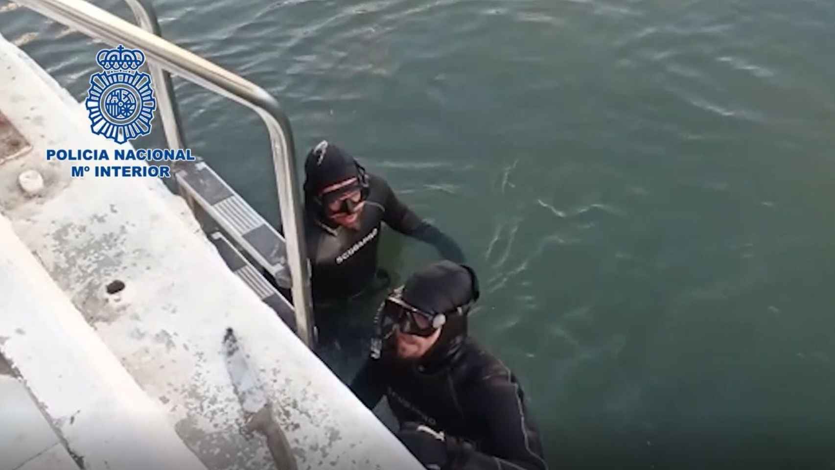 Dos buceadores de los GEO recuperan del fondo del mar un machete con el que un joven apuñaló a un conocido.