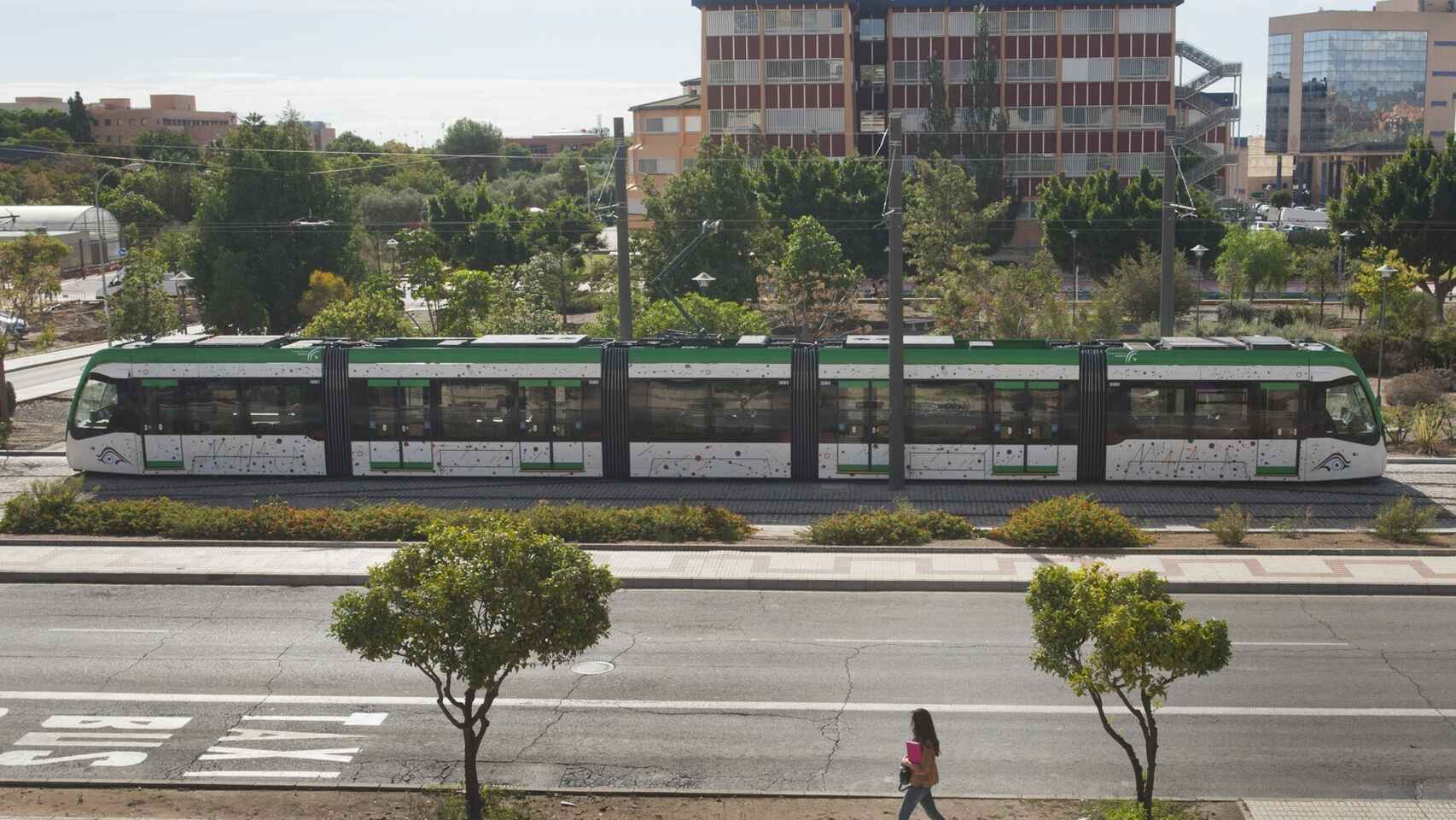 Uno de los trenes del Metro de Málaga a su paso por el trazado en superficie de la Universidad.