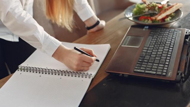 Un estudio afirma que el teletrabajo perjudica más a la salud de las mujeres.