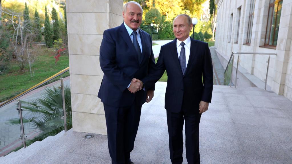 Alexander Lukashenko junto a Vladimir Putin.