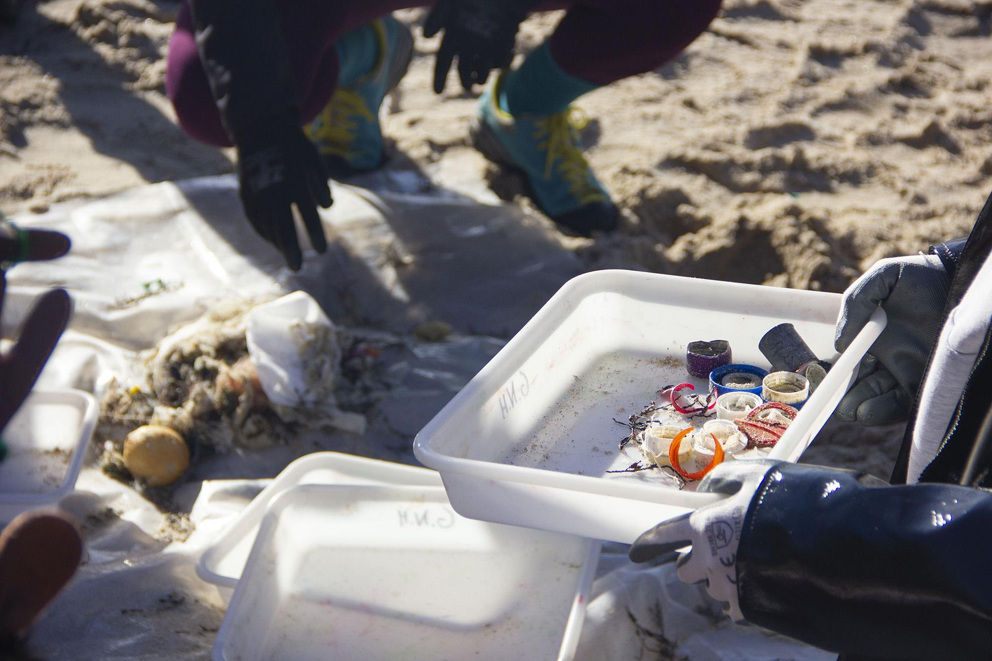 Restos de plásticos retirados esta mañana en el Orzán