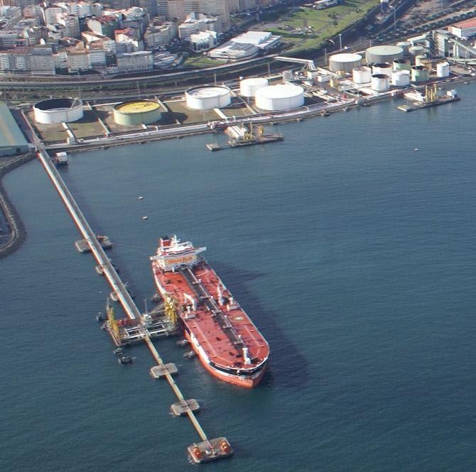 Imagen aérea de las instalaciones de Repsol en el puerto interior 