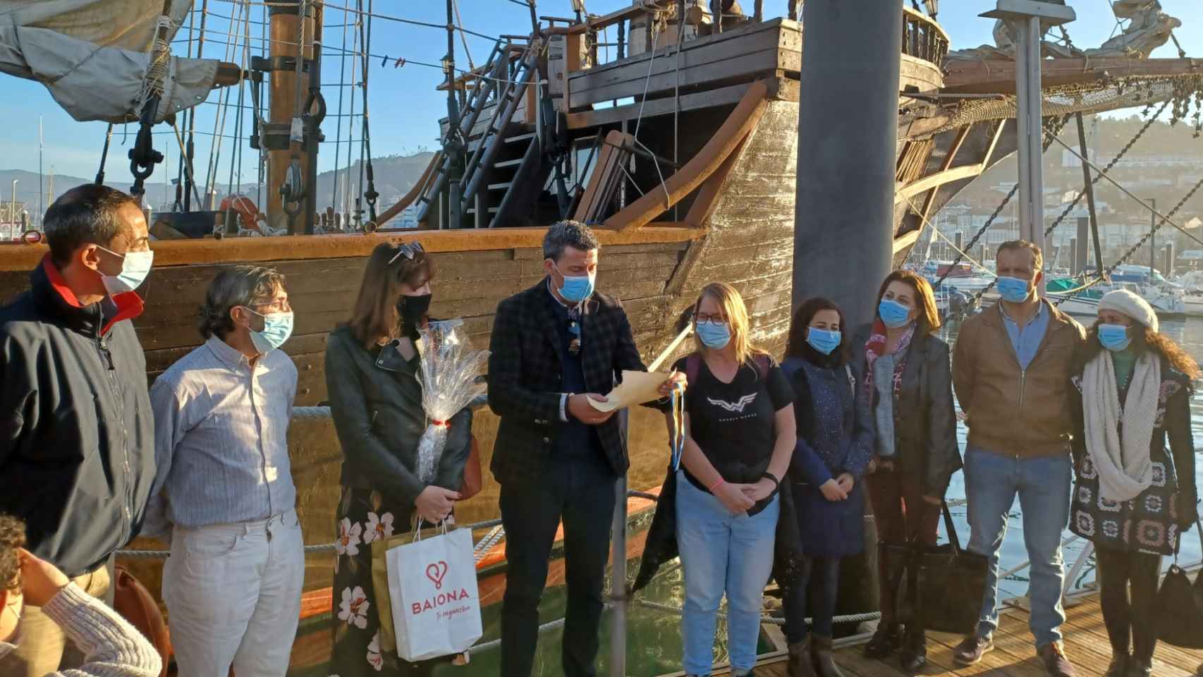 Un barco pirata en el puerto de Baiona (Pontevedra)