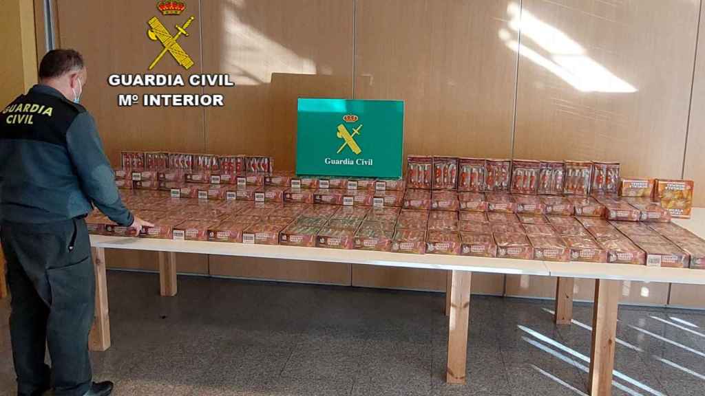 Artículos pirotécnicos intervenidos por la Guardia Civil en una empresa de Mos (Pontevedra).