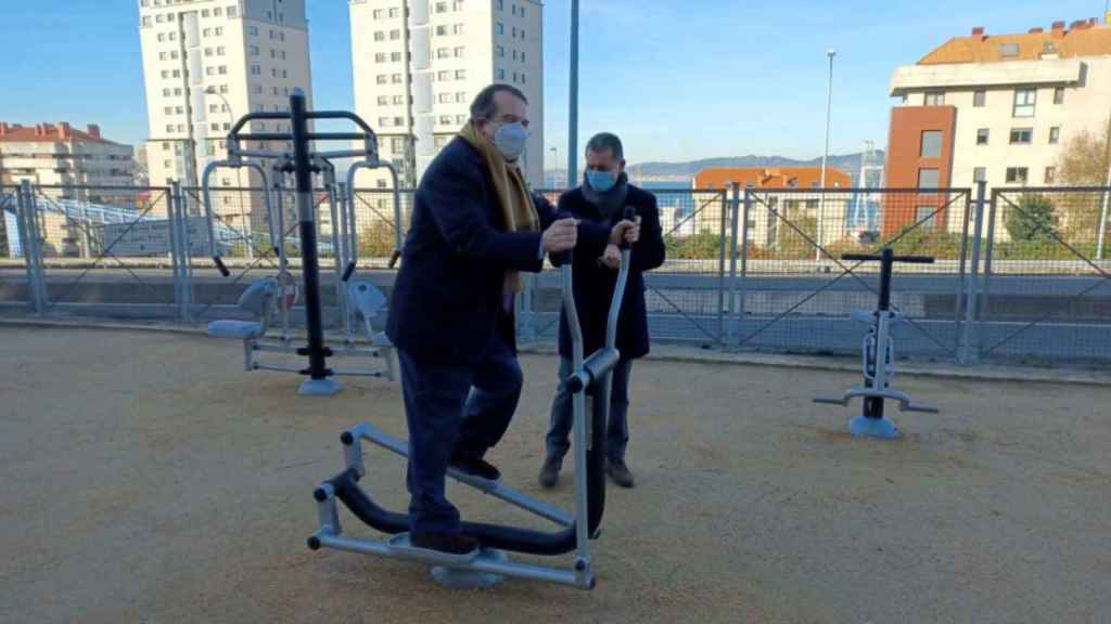 Abel Caballero prueba uno de los elementos del parque.