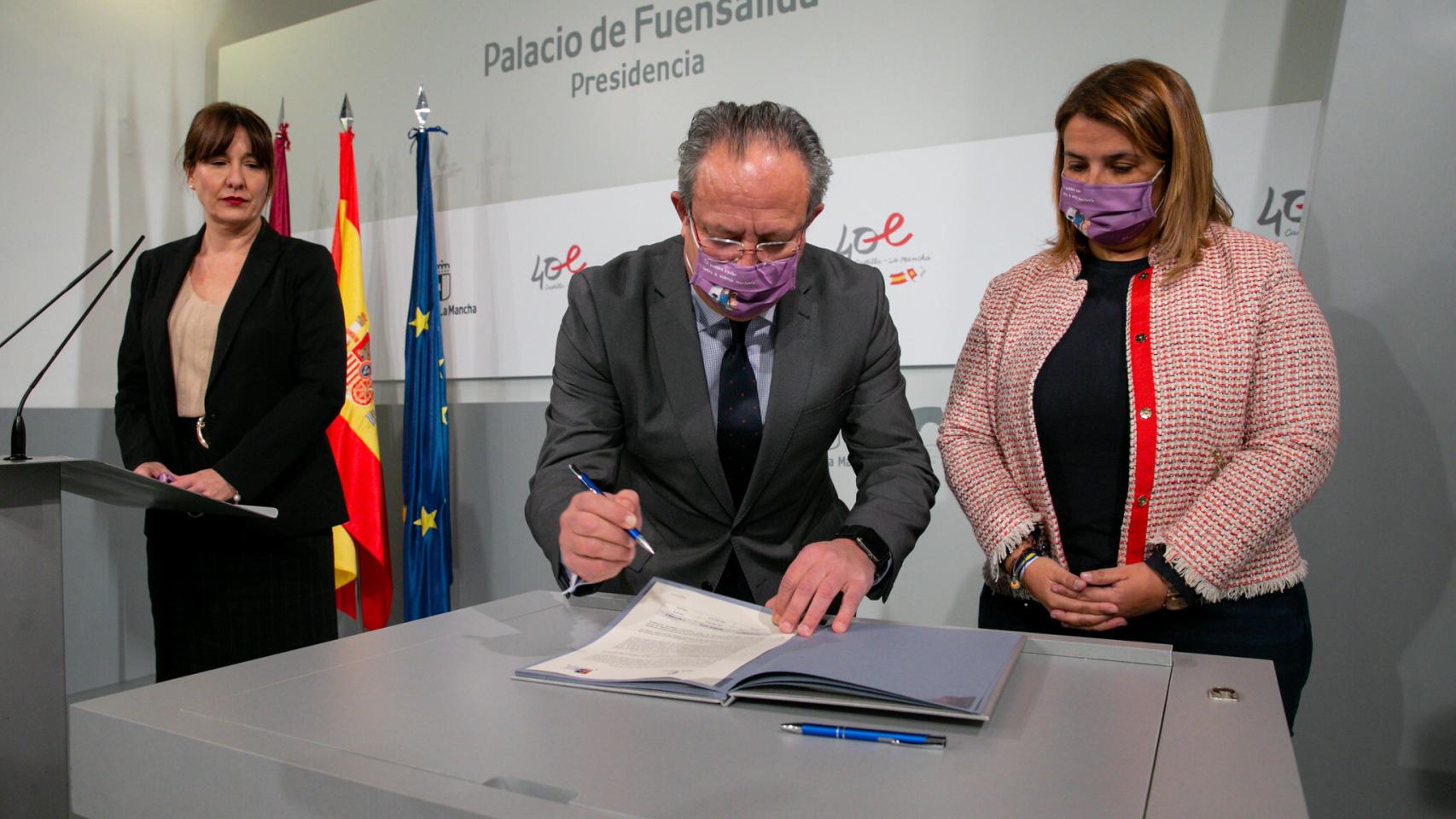 Ruiz Molina en la firma del convenio de colaboración en materia de prevención de la violencia de género. Foto: JCCM