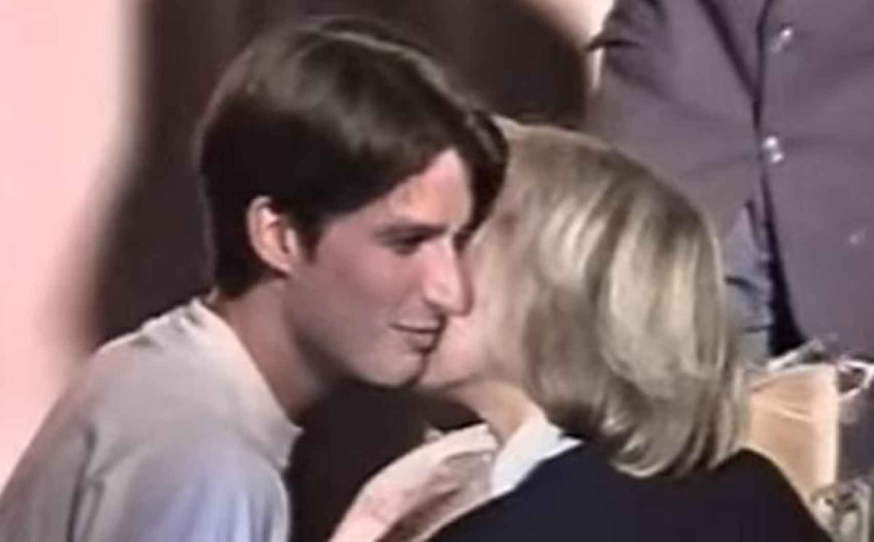 El beso en la mejilla del estudiante Emmanuel y su profesora de Teatro, Brigitte, el día de la graduación.